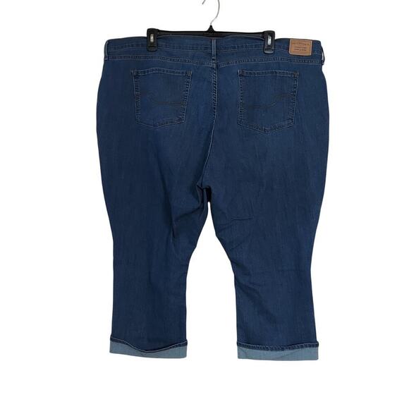 Levi's Signature Plus Size High-Rise Medium Wash Denim Capri Length Jeans - Picture 5 of 9